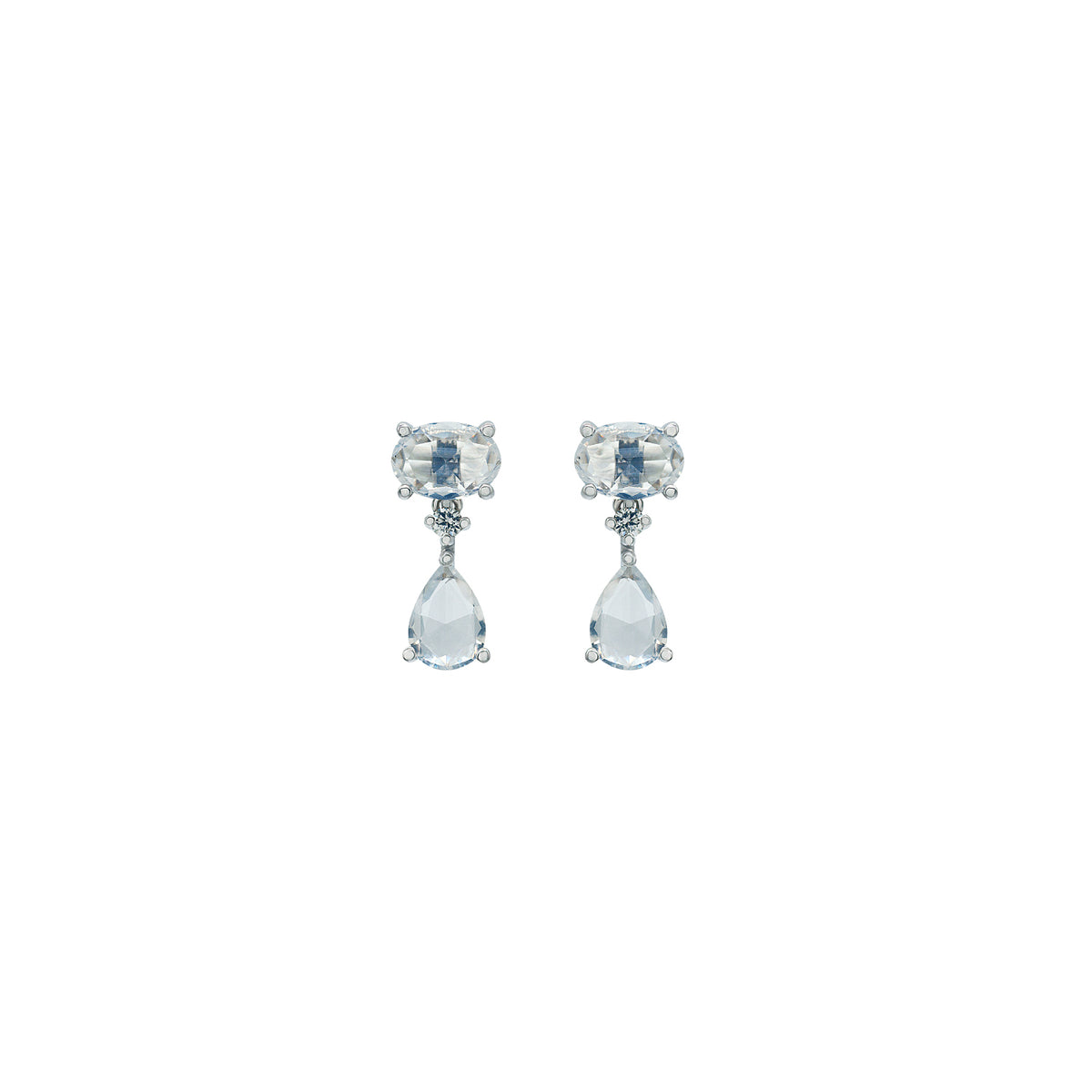 Sapphire Earring. Earrings. 18K gold earring. White Gold, yellow gold, rose gold. Perfect Gift. Earring gift. Fine jewelry. Anatol. Kifissia. Golden Hall. Σκουλαρίκι χρυσό. Σκουλαρίκι  με ζαφείρια. Σκουλαρίκι τρυπητό. Σκουλαρίκι με ζαφείρι. Σκουλαρίκι με διαμάντια. Athens. Κηφισιά. Σκουλαρίκι με μπριγιάν. 
